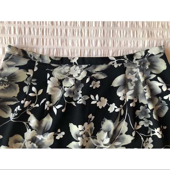Floral A-Line Flowy Skirt w Closing Button & Zip - Picture 2 of 11